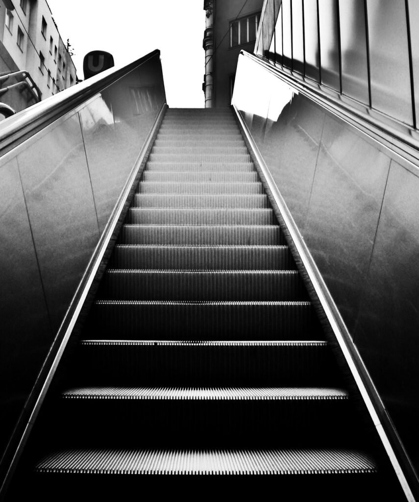 escalator, black-and-white, stairs-443813.jpg